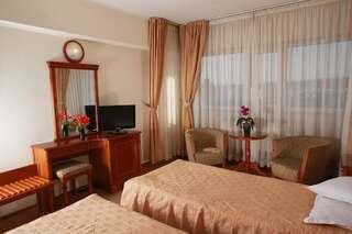 Отель Hotel Moldova Яссы Двухместный номер с 1 кроватью или 2 отдельными кроватями, вид на дворец-3